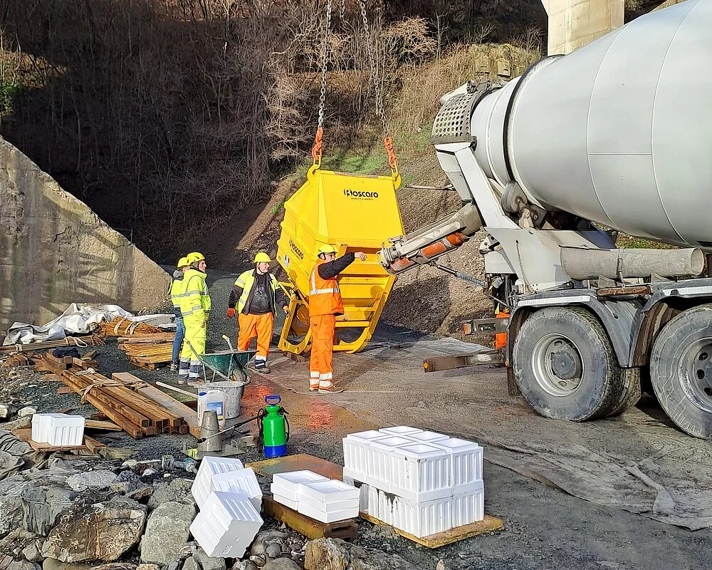 Laydown concrete bucket complete with rubber hose and radio-controlled opening